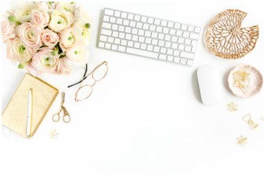 Tarz sahibi kadınların ofis masası. Bilgisayarlı çalışma alanı, buket ranunculus ve güller, beyaz arka planda pano. Düz yatıyordu. Üst görünüm.
