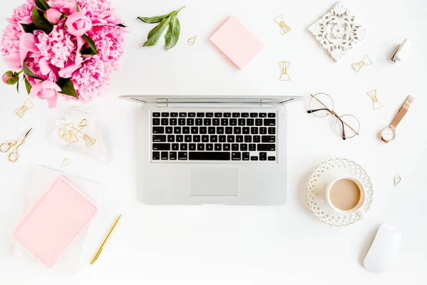 Meja kantor wanita biasa. Ruang kerja perempuan dengan laptop, buket peonies merah muda, aksesoris dengan latar belakang putih. Tampilan atas latar belakang feminin. — Stok Foto