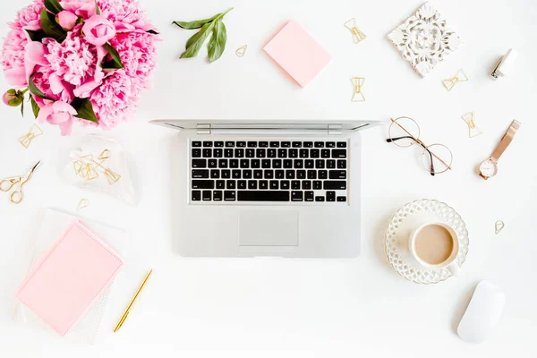 Escritorio de oficina de mujeres laicas planas. Espacio de trabajo femenino con portátil, ramo de peonías rosadas, accesorios sobre fondo blanco. Vista superior fondo femenino. —  Fotos de Stock