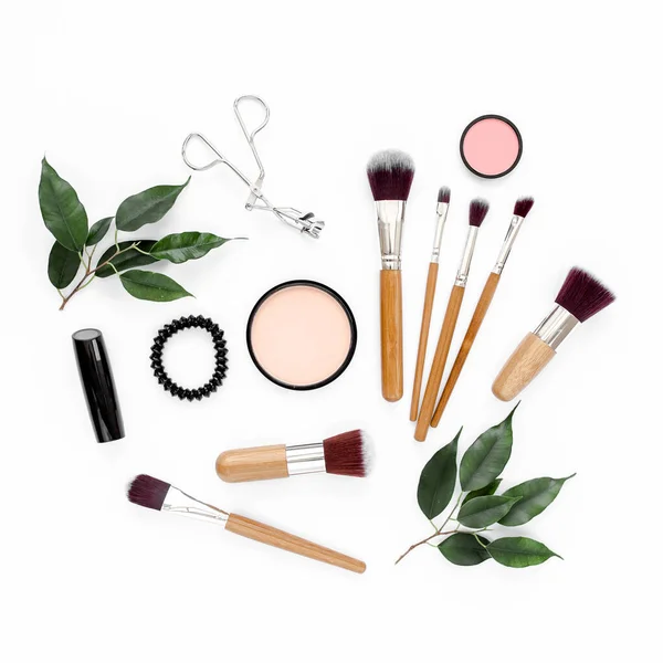 Professionelle Make-up-Tools. Schminkwerkzeuge Pinsel. Flache Zusammensetzung. Zeitschriften, soziale Medien. Ansicht von oben. Flache Lage. — Stockfoto