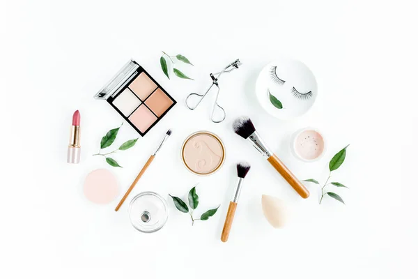 Professionele decoratieve cosmetica, make-up tools op witte achtergrond. Platte compositie schoonheid, mode. vlakke lay, bovenaanzicht — Stockfoto