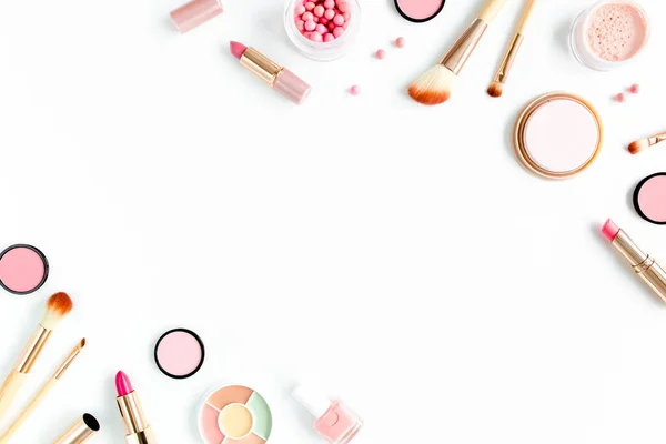 Professionele decoratieve cosmetica, make-up tools op witte achtergrond met kopieerruimte voor tekst. Platte compositie schoonheid, mode. vlakke lay, bovenaanzicht — Stockfoto