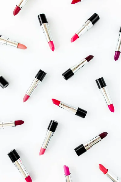 Színes rúzs készlet fehér háttérrel. Professzionális dekorációs kozmetikumok, termékpomádé reklámozásra. szépség, divat. lapos fekvésű, felülnézet — Stock Fotó