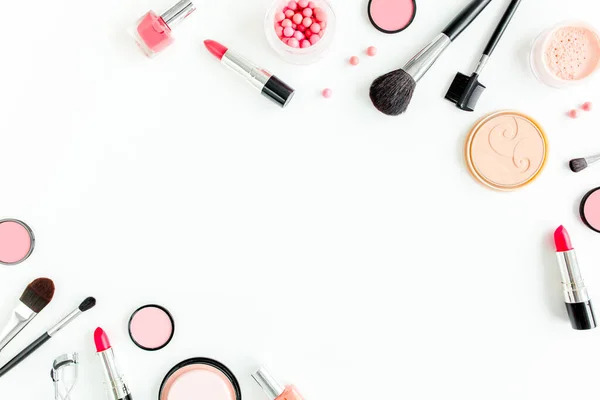 Professionele decoratieve cosmetica, make-up tools op witte achtergrond met kopieerruimte voor tekst. Platte compositie schoonheid, mode. vlakke lay, bovenaanzicht — Stockfoto