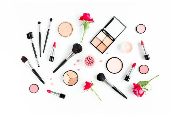 Professionele decoratieve cosmetica, make-up tools borstels op witte achtergrond. Platte compositie schoonheid, mode. Tijdschriften, sociale zaken. vlakke lay, bovenaanzicht — Stockfoto