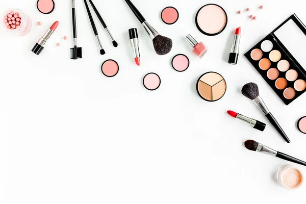 Professionele decoratieve cosmetica, make-up tools op witte achtergrond. Platte compositie schoonheid, mode. vlakke lay, bovenaanzicht — Stockfoto