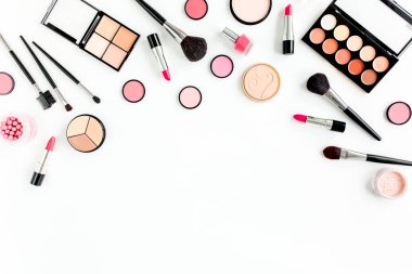 Profesyonel dekoratif makyaj malzemeleri, beyaz arka planda makyaj aletleri. Düz kompozisyon güzelliği, moda. Dergiler, sosyal medya. düz yatış, üst görünüm