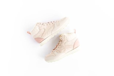 Beyaz arka planda pembe kadın ayakkabıları. Düz konum, üst görünüm minimum arkaplan. Moda blogu veya dergi konsepti.