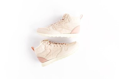 Beyaz arka planda pembe kadın ayakkabıları. Düz konum, üst görünüm minimum arkaplan. Moda blogu veya dergi konsepti.