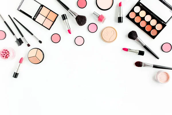 Professionele decoratieve cosmetica, make-up tools borstels op witte achtergrond. Platte compositie schoonheid, mode. Tijdschriften, sociale zaken. vlakke lay, bovenaanzicht — Stockfoto