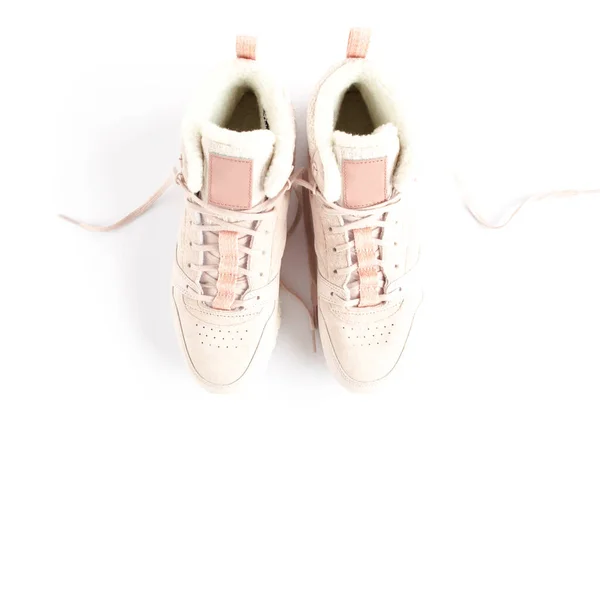 Sapatilhas rosa no fundo branco. Flat lay, vista superior fundo mínimo. Blog de moda ou conceito de revista. — Fotografia de Stock