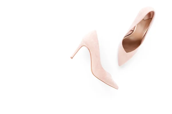Blado różowe damskie buty na białym tle. Płaskie świeckie, top view trendy moda kobiece tło. Koncepcja bloga piękna. — Zdjęcie stockowe