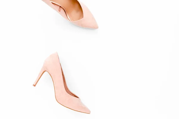 Zapatos femeninos rosa pálido sobre fondo blanco. Piso laico, vista superior de moda de fondo femenino. Concepto de blog belleza. — Foto de Stock
