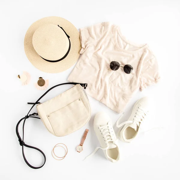 Nő nyári ruhák utazás, kollázs fehér háttér. Szalmakalap, táska, napszemüveg és tornacipő. Felülnézet, lapos fektetés — Stock Fotó