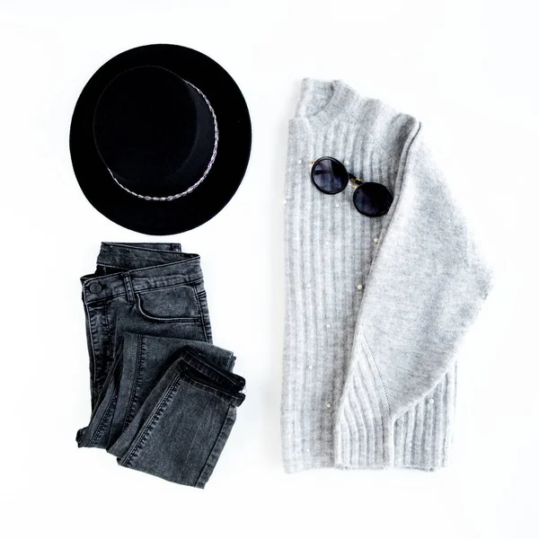 Γυναικεία ρούχα μόδας και αξεσουάρ. Θηλυκό θέαμα νεότητας. Flat lay γυναικείο στυλ εμφάνιση με ζεστό πουλόβερ, τζιν, καπέλο και γυαλιά ηλίου. Άνω όψη. — Φωτογραφία Αρχείου