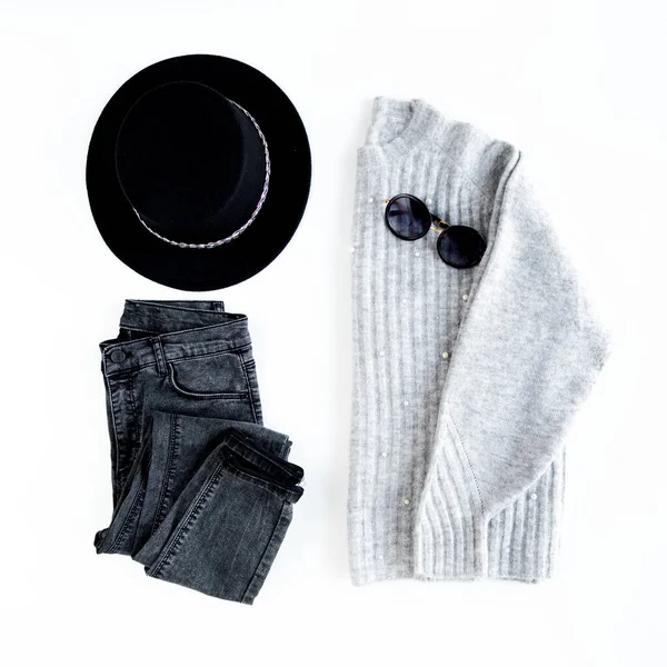 Vestiti e accessori moda donna. Gioventù femminile vista dall'alto. Flat lay look stile femminile con maglione caldo, jeans, cappello e occhiali da sole. Vista dall'alto. — Foto Stock