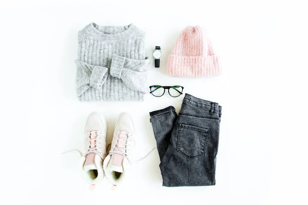 Vestiti e accessori moda donna. Collage giovanile femminile, vista dall'alto. Flat lay look stile femminile con maglione caldo, jeans, berretto, scarpe da ginnastica. Vista dall'alto. — Foto Stock