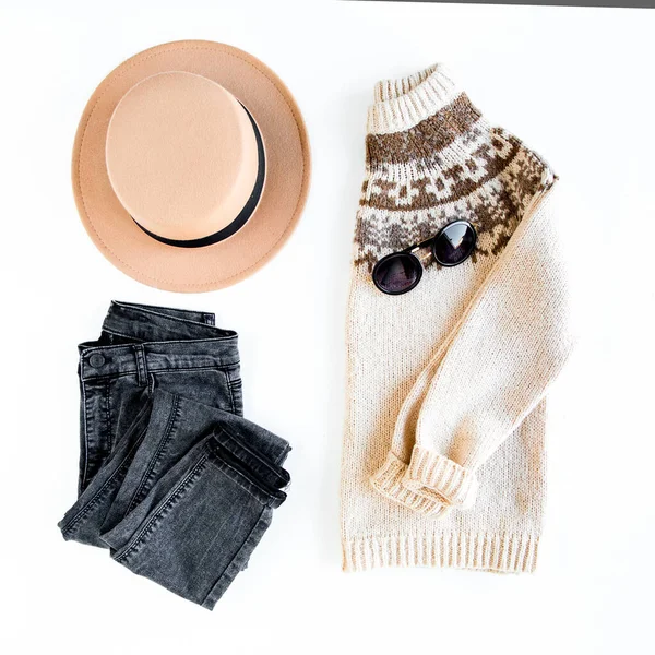 Vrouwen mode kleding en accessoires. Vrouwelijke jeugd collage bovenaanzicht. Flat lay vrouwelijke stijl look met warme trui, jeans, laars. Bovenaanzicht. — Stockfoto