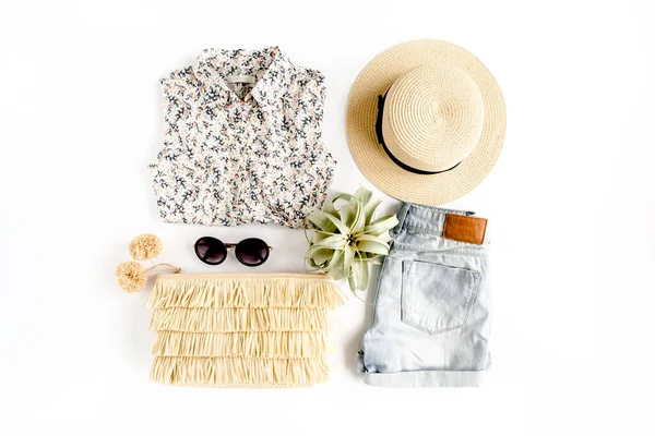 Mujer de viaje ropa de verano, collage sobre fondo blanco. Sombrero de paja, zapatillas, gafas de sol y pantalones cortos. Vista superior, plano. — Foto de Stock