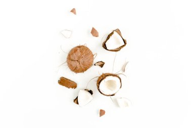 Beyaz arka planda çatlak hindistan cevizi. düz düz, üst görünüm