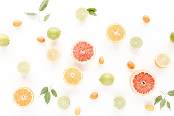 Творческий узор из летних фруктов: грейпфрута, апельсина, лемона, лайма и листьев фикуса. Концепция питания. плоский, вид сверху — стоковое фото