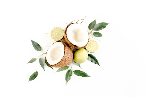 Patrón creativo hecho de frutas tropicales de verano: coco, lima y hojas ficus. Concepto de comida. plano, vista superior — Foto de Stock