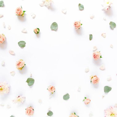 Pembe güllerden, yeşil yapraklardan, beyaz arkaplanda dallardan oluşan çiçek deseni. Düz yerde, üst tarafta. Sevgililer Günü geçmişi. Çiçek deseni. Desen 