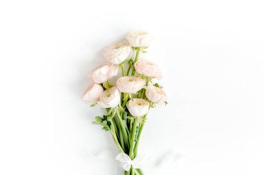 Pembe arka planda pastel pembe ranunculus çiçeği buketi. Minimum çiçek konsepti. Düz yatış, üst görünüm.