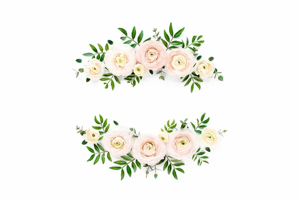 Grinalda armação floral de botões de flores de ranúnculo rosa e eucalipto sobre fundo branco. Flat lay, top view mockup. Quadro de flores. — Fotografia de Stock