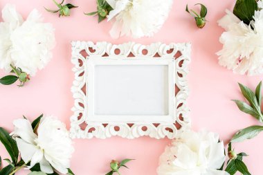 Beyaz şakayık çiçekleri çerçevesi, pembe arka planda yazı için yer var. Şakayık desenli. Düz yatış, üst görünüm. 