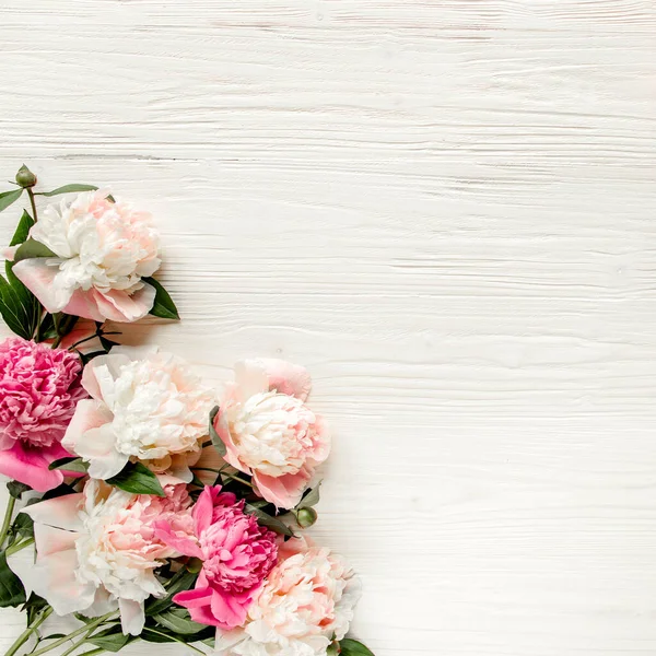 Cornice di confine realizzata in fiore di peonie rosa e beige e isolata su sfondo bianco. Posa piatta, vista dall'alto. Telaio di fiori. — Foto Stock