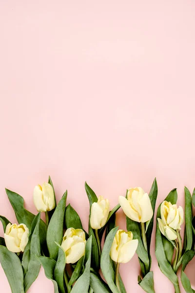 Bouquet di fiori di tulipano pastello e giallo su sfondo rosa. Posa piatta, vista dall'alto. Di San Valentino. Modello floreale — Foto Stock