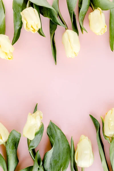Bouquet di fiori di tulipano pastello e giallo su sfondo rosa. Posa piatta, vista dall'alto. Di San Valentino. Modello floreale — Foto Stock