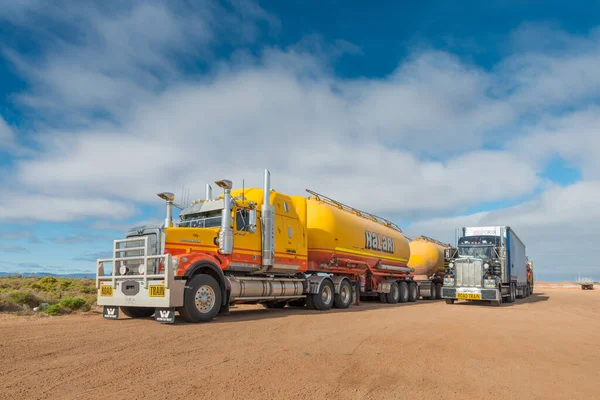 Port Augusta, Avustralya - 07 Temmuz 2020: Güney Avustralya 'da Augusta Limanı yakınlarındaki Avustralya Karayolları Traktörleri