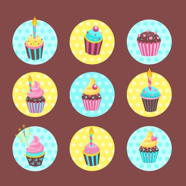 Vektör çıkartmalar, Etiketler kümesi. Güzel doğum günü pastaları ve mumlar ile cupcakes.