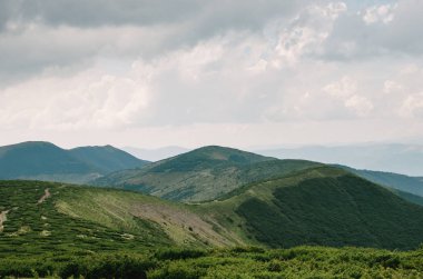 Farklı zirveleri Karpat dağlarından görünümünü.