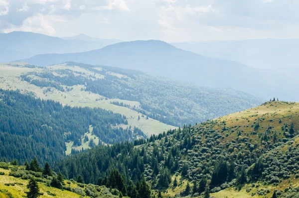 Farklı zirveleri Karpat dağlarından görünümünü.