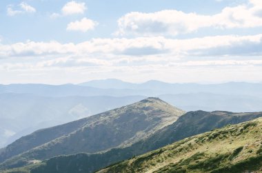 Yeşil dağlar tepeler amd bulutlar gökyüzü manzara