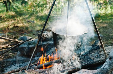 Eski bir yol basit ahşap yangın yukarıda gıda hazırlama.