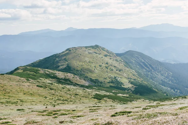 Berge Grüne Hügel Landschaft Amd Wolken Himmel — Stockfoto