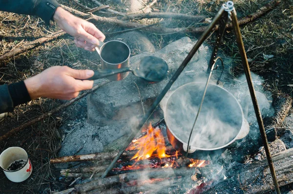 在简单的木火之上准备食物的老方法 图库图片