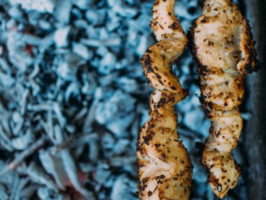 Et bir ızgara kızartılıyor. Kebab.