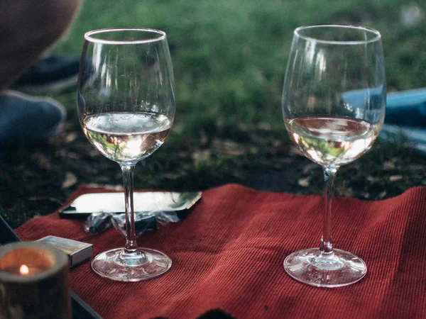 Copas de vino y cesto picnic escena al aire libre . — Foto de Stock