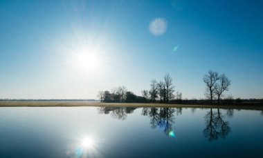 Yağmur göl alanı. Erken Bahar.