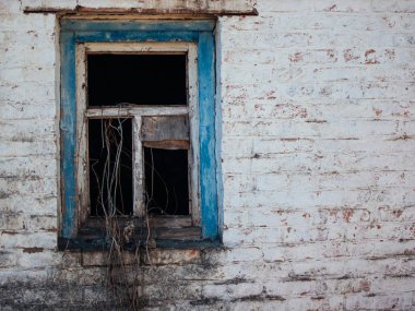 Arka plan eski vintage kirli tuğla duvar. Kırık pencere, boş