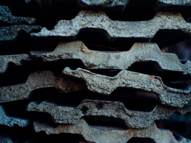 nötr arka plan. Eski gri karo yığılmış