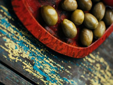 Ahşap masa, üstten görünüm üzerinde turşu yeşil zeytin