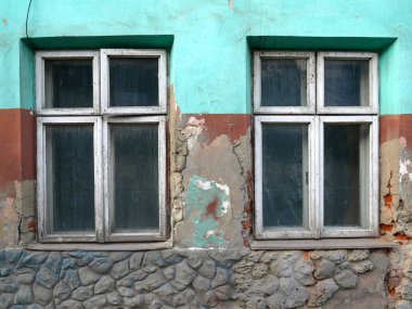 Eski kırık duvar ile bir pencere
