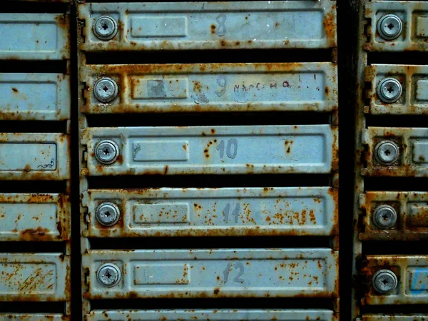 Vecchie cassette postali in un condominio. Ruggine e consistenza — Foto Stock