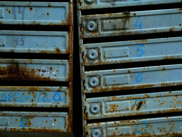 Buzones viejos en un edificio de apartamentos. Oxido y textura —  Fotos de Stock